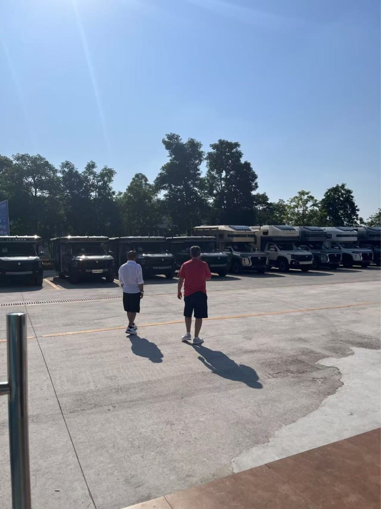 Customers visit Changan Caravan's head office for inspection.