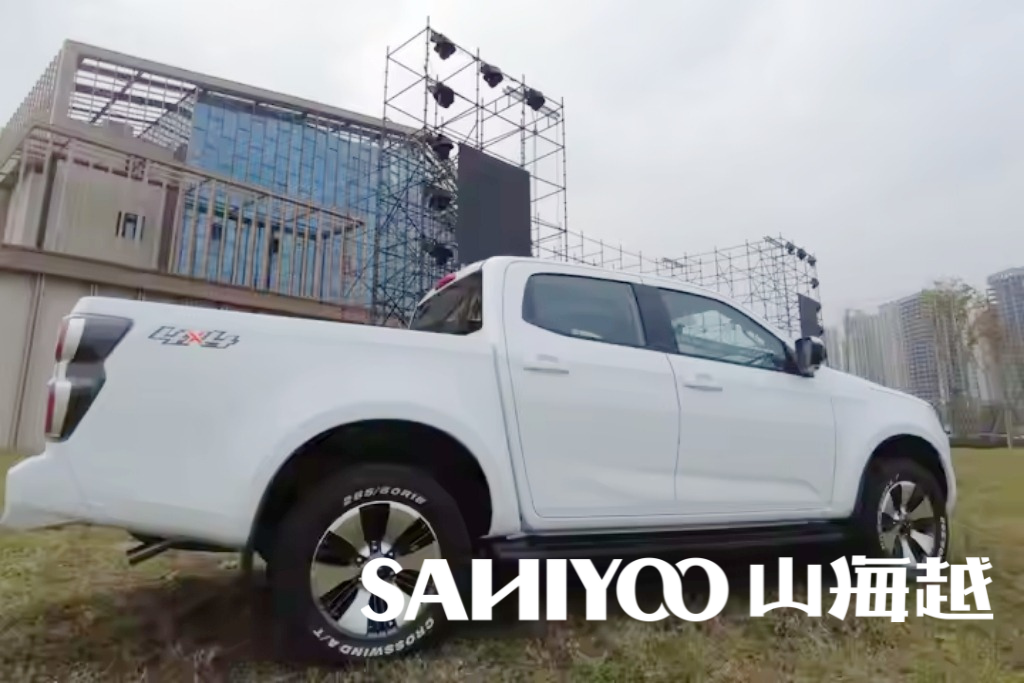 Qingling Isuzu T30 side and rear view showing double cab and 4x4 design
