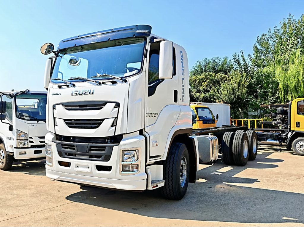 ISUZU VC66 heavy truck front and side view